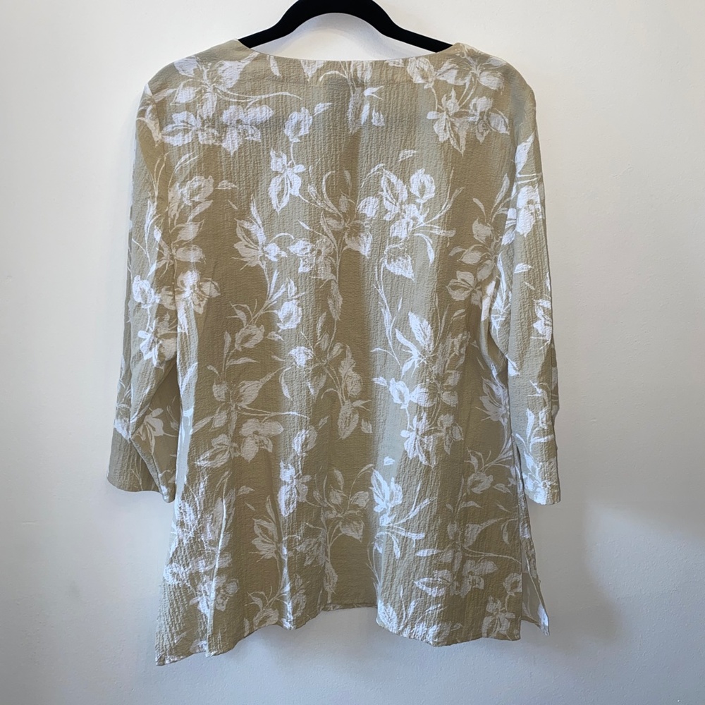 JM Collection Tan with white floral print Tunic Top - Picture 4 of 7